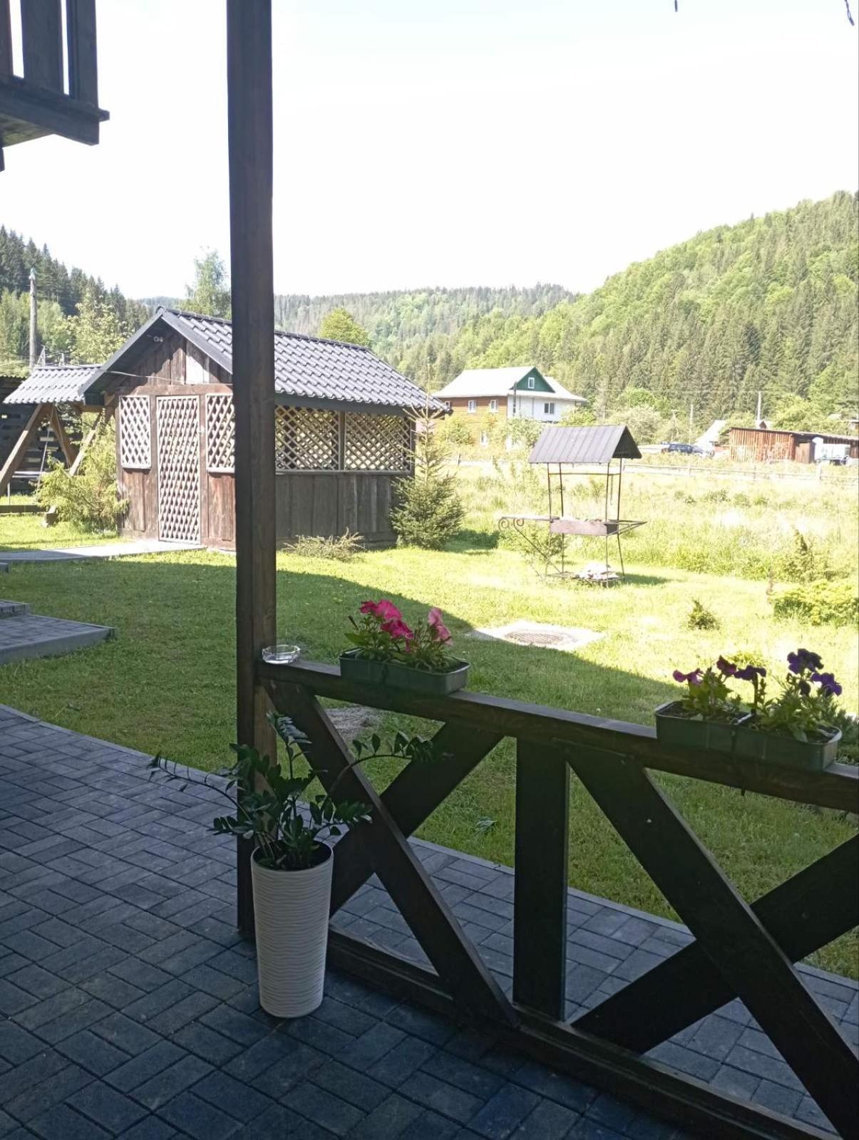 U Anastasii I Sofii Bilya Richki Konuk evi Mykulychyn Dış mekan fotoğraf